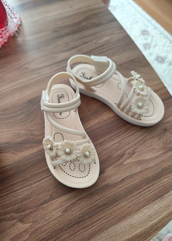 Beyaz Boncuklu Çiçekli Kız Sandalet - Görsel 5
