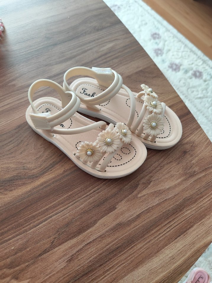 Beyaz Boncuklu Çiçekli Kız Sandalet - Görsel 2