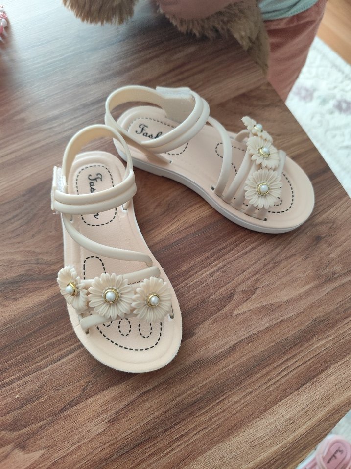 Beyaz Boncuklu Çiçekli Kız Sandalet - Görsel 3