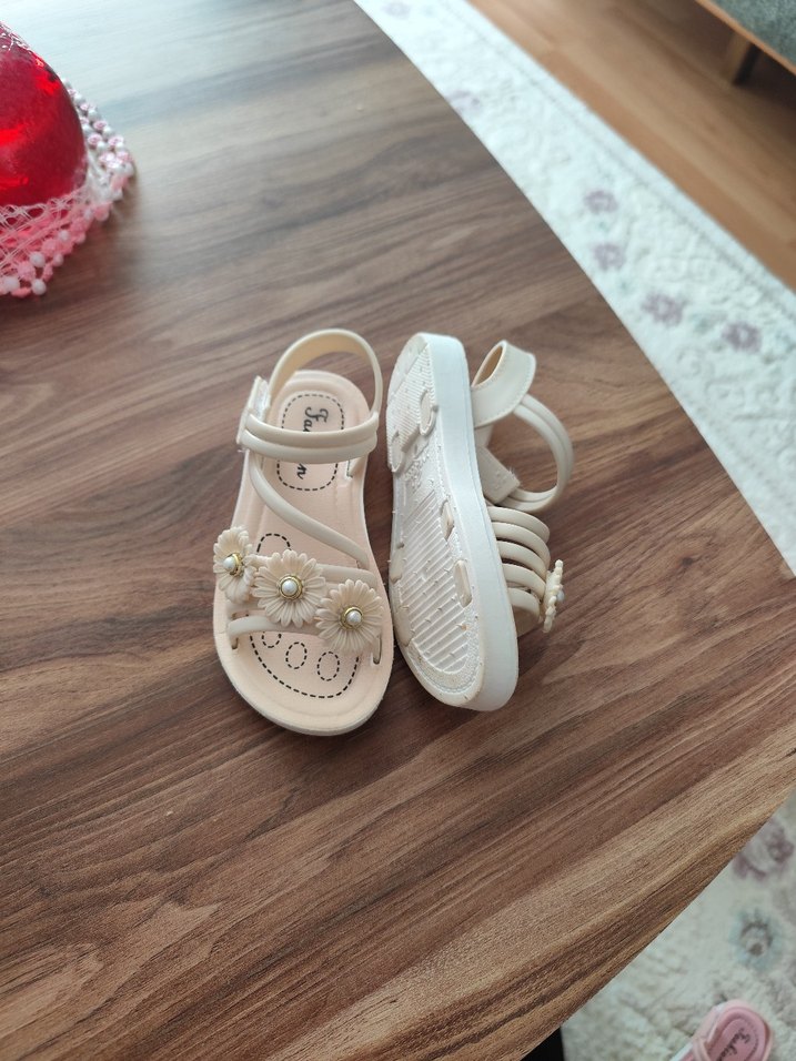 Beyaz Boncuklu Çiçekli Kız Sandalet - Görsel 4