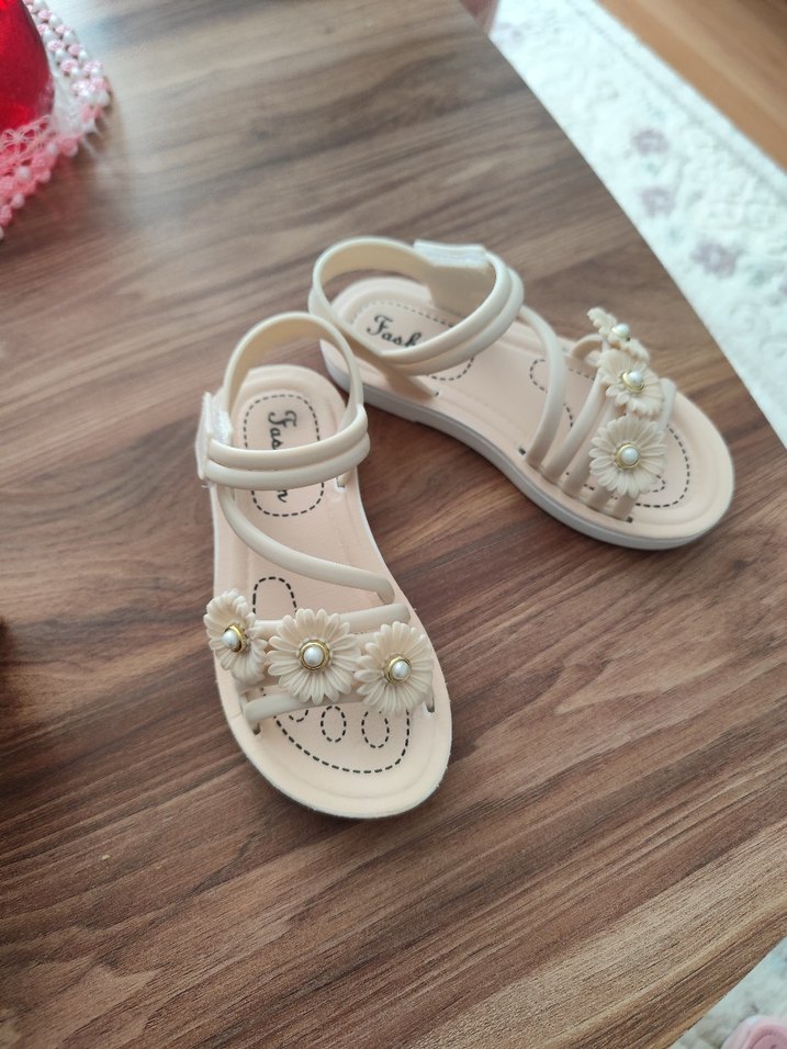 Beyaz Boncuklu Çiçekli Kız Sandalet - Görsel 5