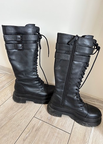 Siyah Deri Tokalı Gotik Kadın Botları BERSHKA CİZME - Görsel 2