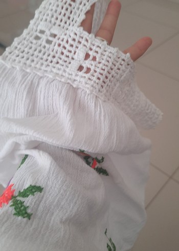 4 Yaş Beden beyaz Renk Nakışlı Beyaz Buldan bezi Fırfırlı Kız Elbisesi
