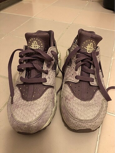 NİKE AİR HUARACHE KADIN SPOR AYAKKABISI