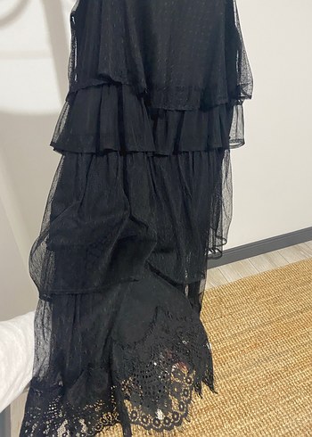 Zara Siyah Kat Kat Tül Detaylı Uzun Abiye Elbise - Görsel 2