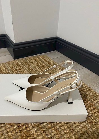 Beyaz Tokalı İnce Topuklu Kadın Ayakkabı - Görsel 3