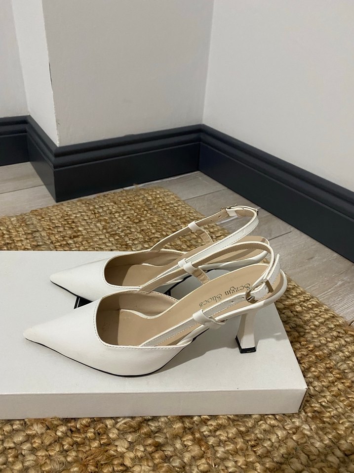 Beyaz Tokalı İnce Topuklu Kadın Ayakkabı - Görsel 3