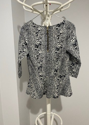 Desenli V Yakalı Gri Kadın Bluz - Görsel 3