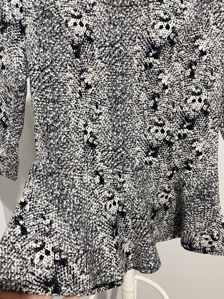 Desenli V Yakalı Gri Kadın Bluz - Görsel 2