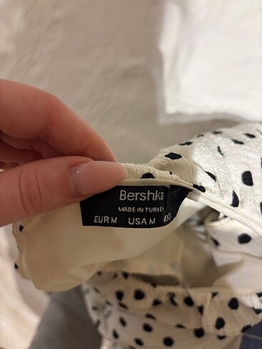m Beden beyaz Renk Bershka Puantiyeli Tulum