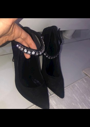 Siyah Süet Stiletto Taşlı Tokalı Kadın Ayakkabı