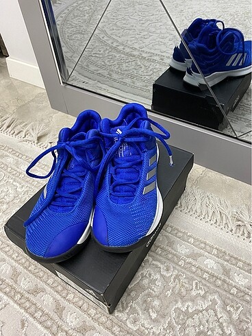 35 Beden Adidas Çocuk Basketbol Ayakkabısı