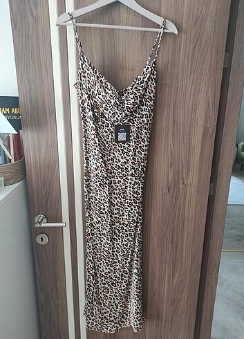 Leopar Desenli Göğüs Kısmı Dökümlü Uzun Elbise 