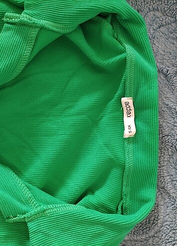 xs Beden Yeşil yakalı crop