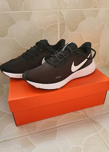 Nike Revolution 5