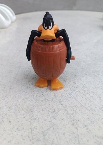 Kahverengi Varil İçinde Daffy Duck Figürü