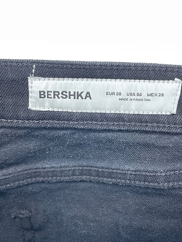 38 Beden siyah Renk Bershka Jean / Kot %70 İndirimli.