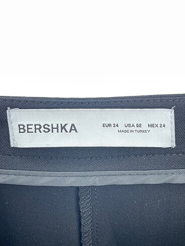 42 Beden siyah Renk Bershka Düz Kesim %70 İndirimli.