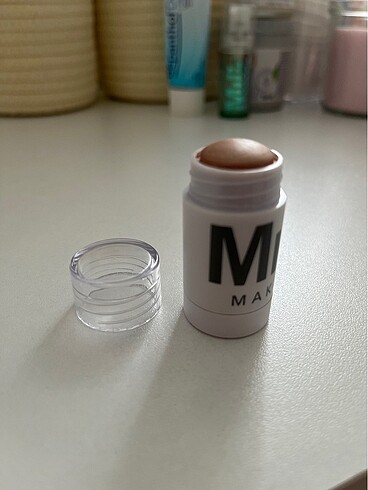  Milk Makeup Milk highlighter