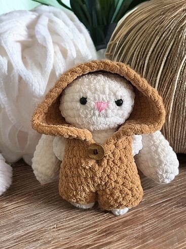 amigurumi kıyafetli tavşan