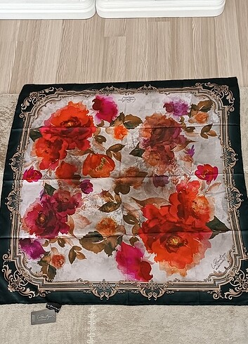  Beden La boutigue eşarp (ipek içermez)kaliteli kullanışlı sıfır etiket