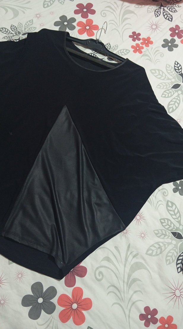 Siyah Dökümlü Tişört - Görsel 3
