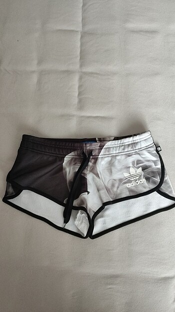 Adidas bu Rita Ora Duman Desenli Mini Yırtmaçlı Short