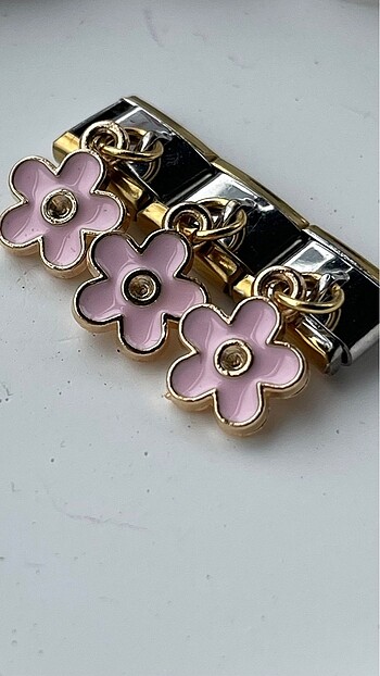Pembe çiçekli charm
