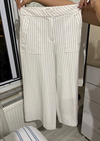 Beyaz Çizgili Pilili Midi Kumaş Pantolon
