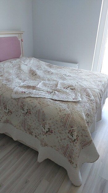 Yatak örtüsü ve iki adet yastık kılıfı