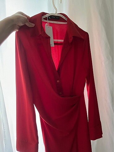 Yeni etiketli kırmızı şık elbise