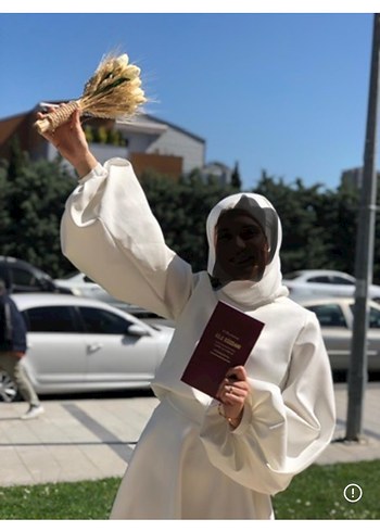 Beyaz Drapeli bol Kollu Tesettür Elbise - Görsel 2