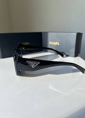  Beden siyah Renk Prada güneş gözlüğü 