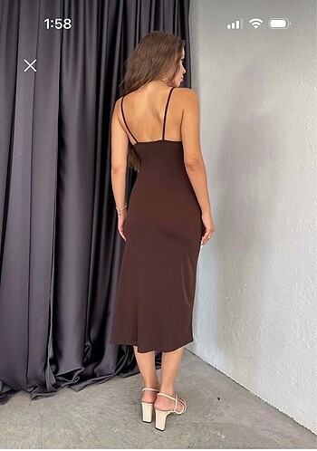 Diğer Kadın kahve ince askılı yırtmaçlı uzun elbise