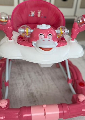 Pembe renkli renkli bebek yürüteci