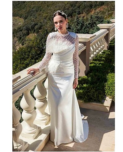 Beyaz işlemeli ve tüylü şık nikah elbisesi