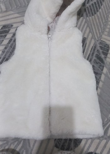 Kız Çocuk Beyaz Kürklü Yelek - Görsel 2