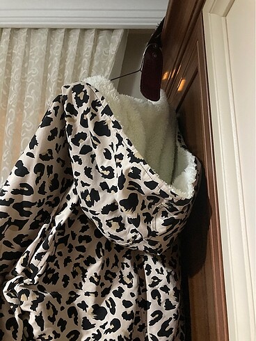 Leopar desen kapşonlu içi kürklü mont - Görsel 4