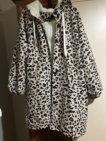 Leopar desen kapşonlu içi kürklü mont