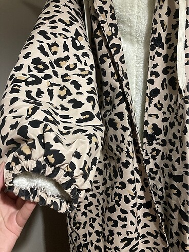 Leopar desen kapşonlu içi kürklü mont - Görsel 3