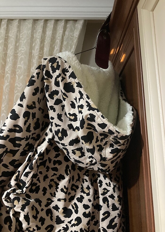 Leopar desen kapşonlu içi kürklü mont - Görsel 4
