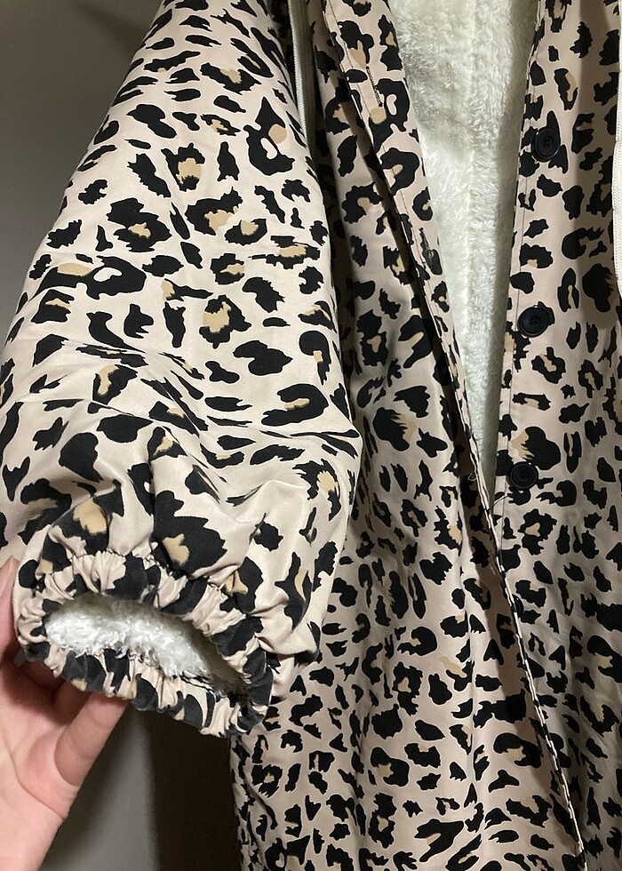 Leopar desen kapşonlu içi kürklü mont - Görsel 3