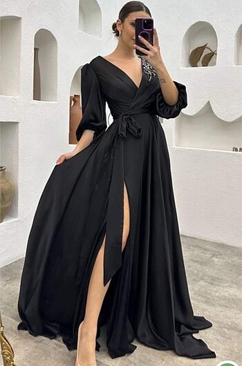 Siyah İşlemeli Balon Kol Kuşaklı Saten Elbise
