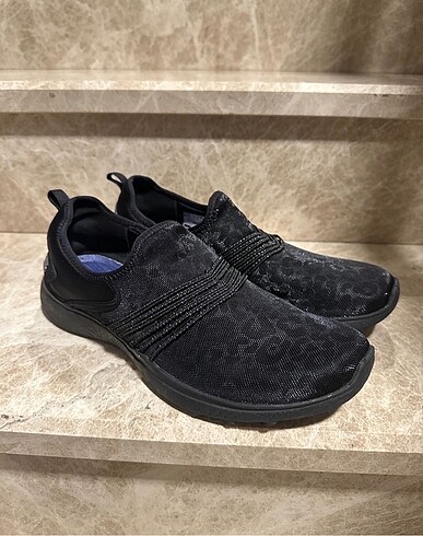 37,5 Beden Skechers Air-Cooled Memory Foam Ayakkabı