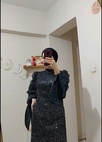 Siyah kolları fırfır