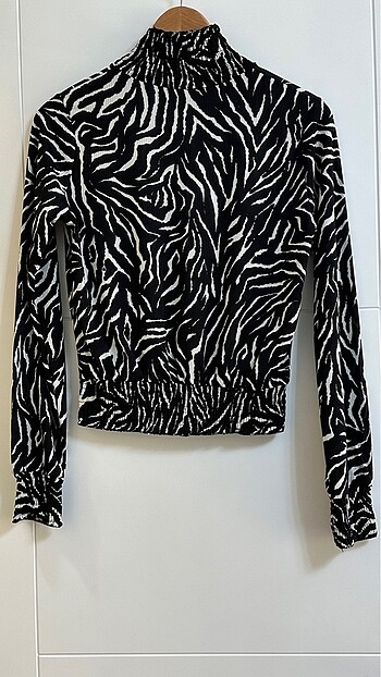 m Beden Zebra siyah desenli boğazı gipeli bluz