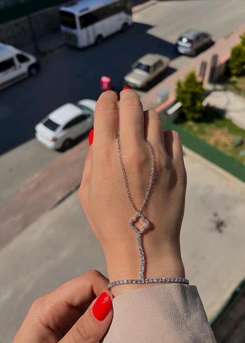 Zincir Detaylı Minimalist Kadın El Zinciri - Görsel 3