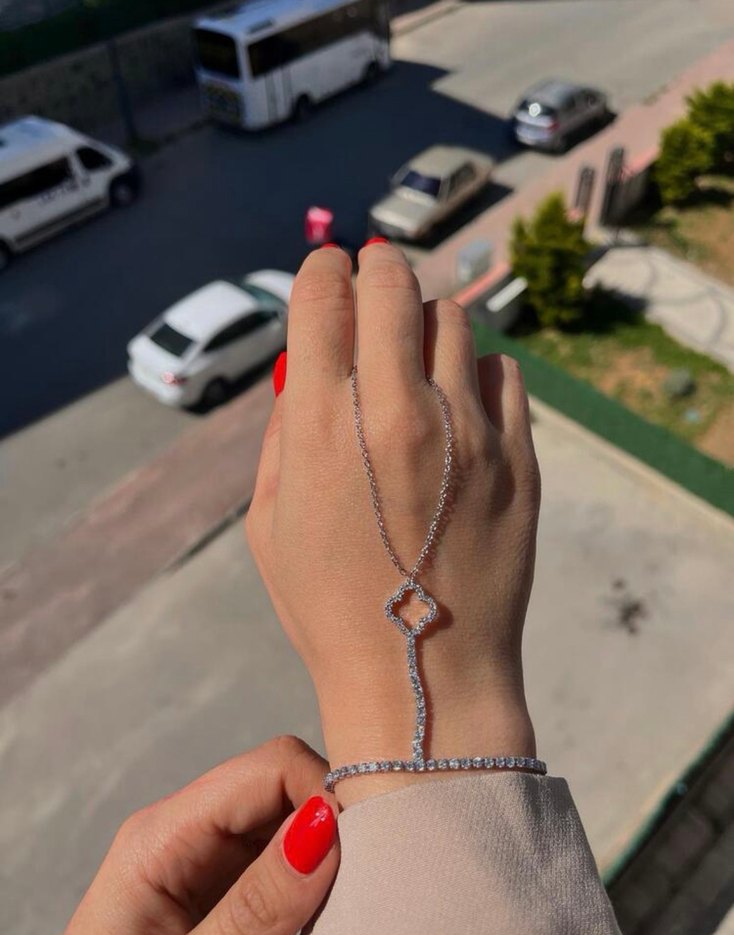 Zincir Detaylı Minimalist Kadın El Zinciri - Görsel 3