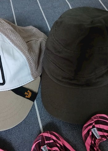 Pembe Zebra Desenli deniz ayakkabıdı ve iki erkek şapkası - Görsel 3