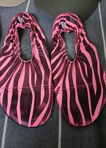 Pembe Zebra Desenli deniz ayakkabıdı ve iki erkek şapkası - Görsel 2